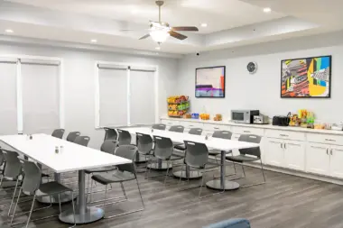 Boca Recovery Bloomington dining area