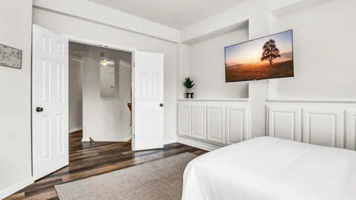 shot of foot of bed inside ava reecovery bedroom