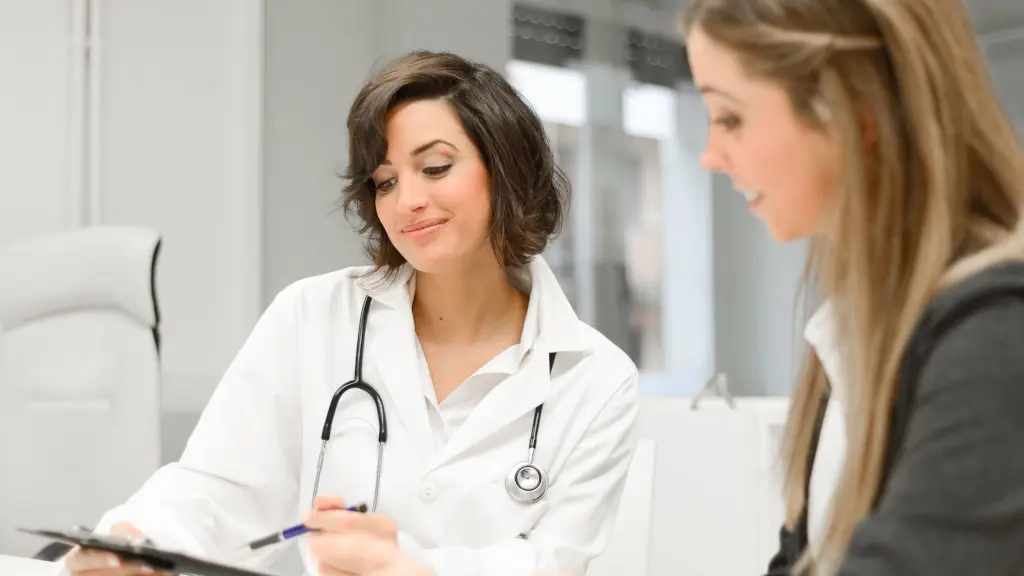 A doctor speaking with a patient about thiamine to treat alcohol withdrawal symptoms