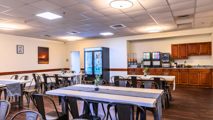 Arista Recovery Ohio dining room with tables, chairs, and beverage station