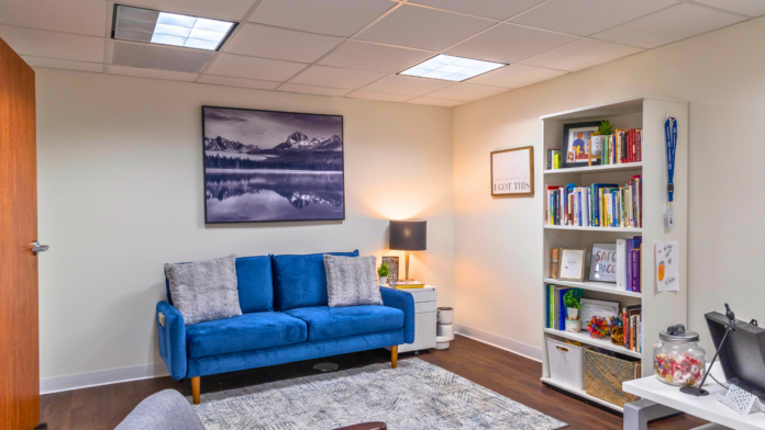 Arista Recovery Ohio private counseling room with sofa and bookshelf