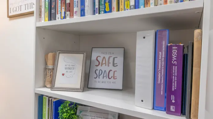 Arista Recovery Ohio bookshelf with recovery books and motivational decor