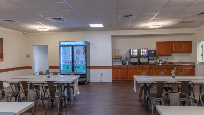 Arista Recovery Ohio dining hall with communal tables and kitchen area