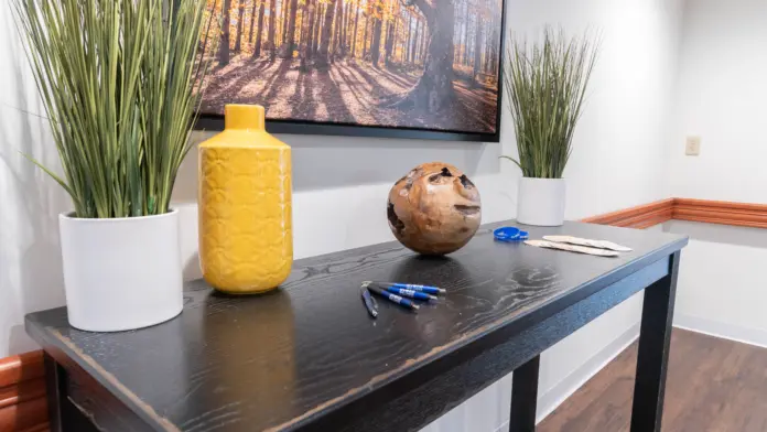 Arista Recovery Ohio interior welcome table with decor and framed artwork